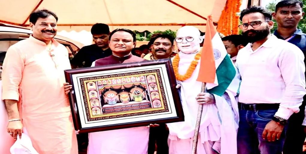 CM Majhi Felicitates &lsquo;Silver Gandhi&rsquo; Mohan Mohapatra for Nationwide Awareness Campaign